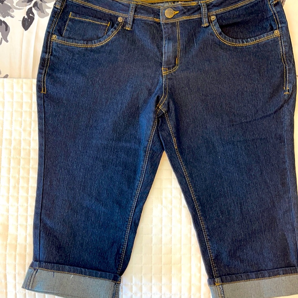 Super stretchy deep wide cuff capris. Size 15